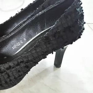 Женские туфли черные.
